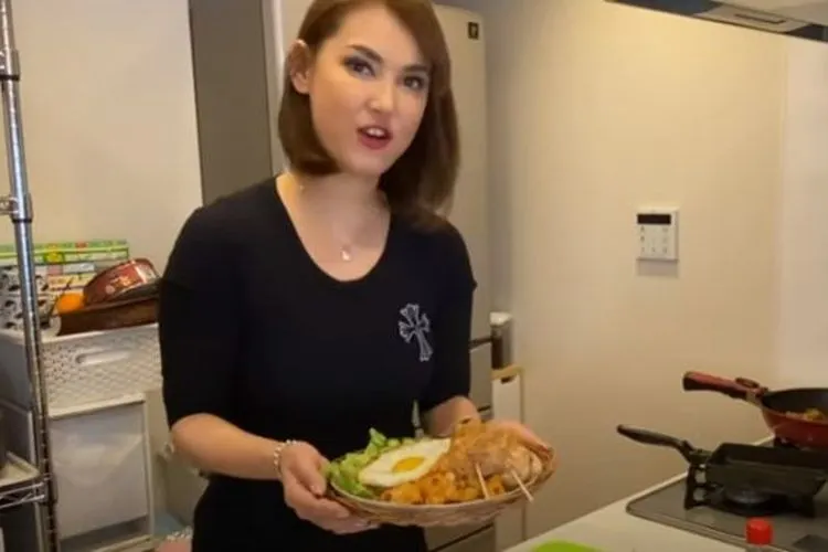 Masak Nasi Goreng dan Sate, Aksi Maria Ozawa Disorot Netizen Indonesia. (YouTube/Maria Ozawa)