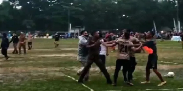 Kericuhan sempat mewarnai pertandingan final sepak bola Tangsel League 2021 yang mempertemukan Satpol PP vs Setwan DPRD Tangsel di lapangan Cilenggang, Serpong, Senin (20/12/2021).