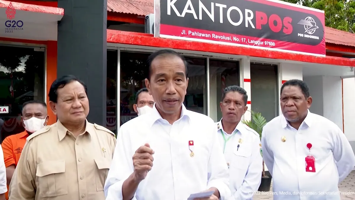 Presiden ditemani Prabowo saat membagikan BLT dan BBM di Langur, Kabupaten Maluku.