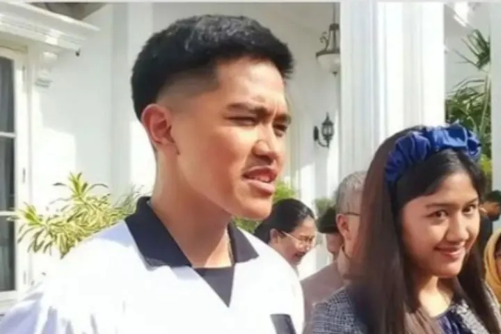 Kenakan Jersey Persis Solo, Kaesang Pangarep Pamerkan Foto Prewednya dengan Erina