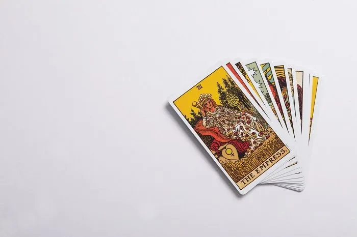 Ilustrasi; Prediksi ramalan kartu tarot hari ini. (Unsplash/Viva Luna Studios)