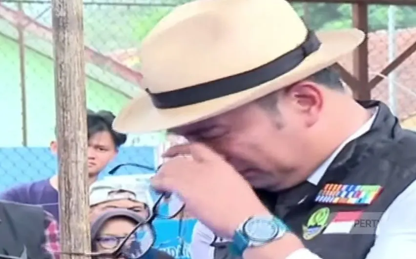 Gubernur Jawa Barat Ridwan Kamil mengunjugi SMKN 02 Cilaku, Cianjur, teringat pada anaknya, Emmeril Khan Mumtadz alias Eril.