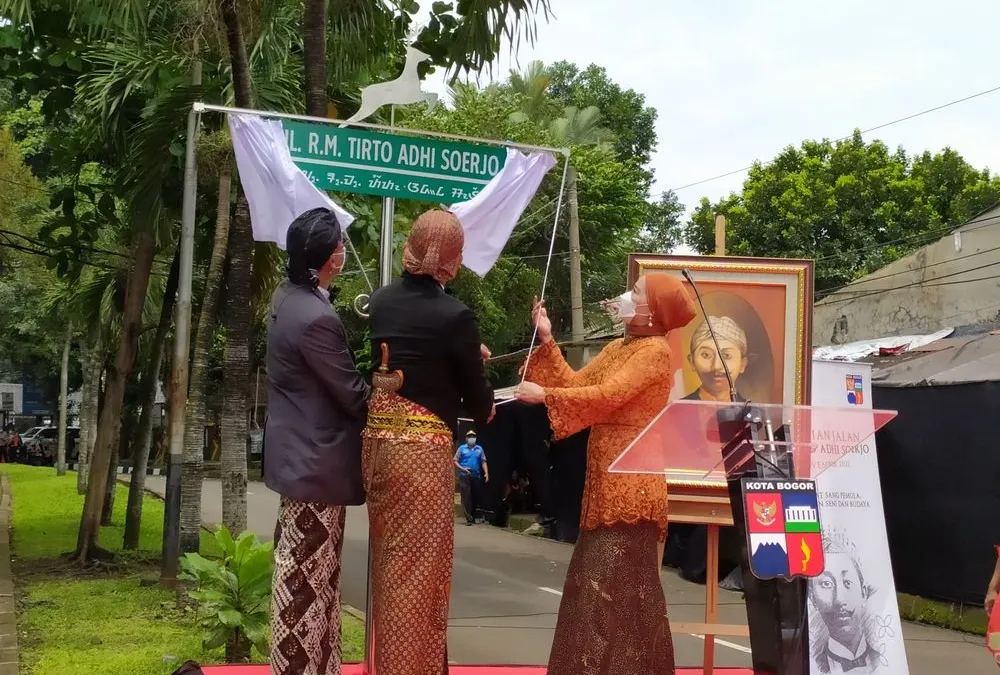 Wali Kota Bogor Bima Arya Sugiarto saat meresmikan perubahan nama Jalan Kesehatan menjadi Jalan RM Tirto Adhi Soerjo. (Yogi Faisal)