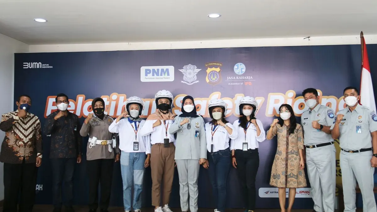 Berfoto bersama usai pelaksanaan Safety Riding PNM dan Jasa Raharja -
