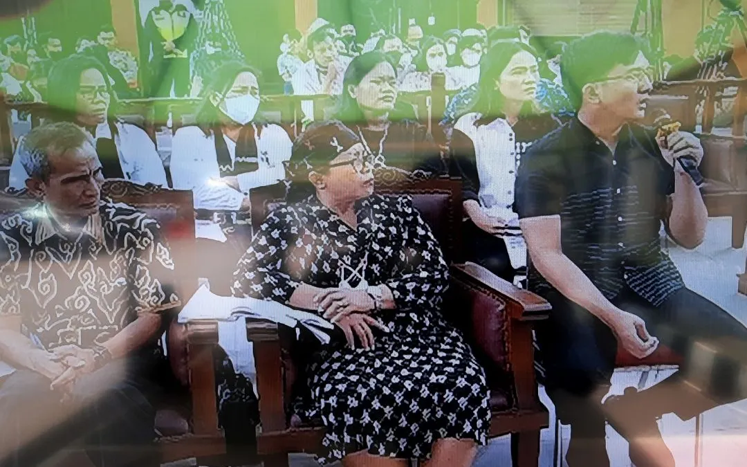 Momen Manis Adik Brigadir J Saat Sang Ibu Luapkan Emosi di Persidangan, Tak Henti-hentinya Menggenggam Tangan (ikbal muqorobin)
