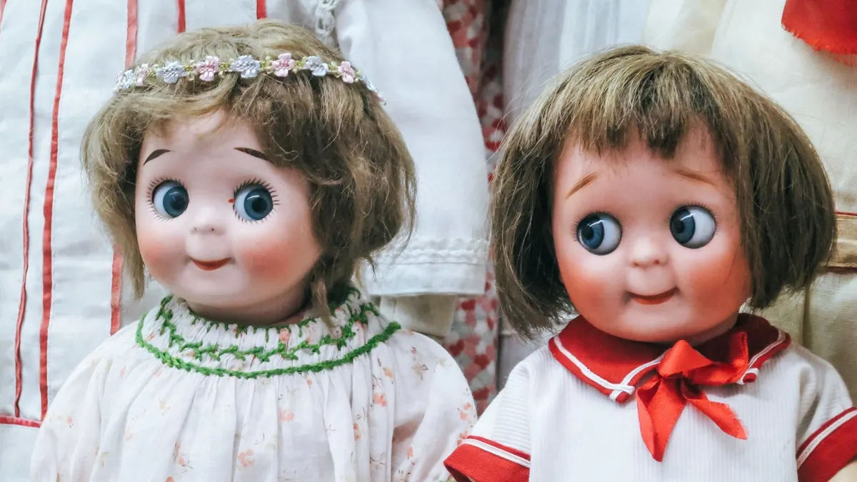 Ilustrasi boneka arwah atau spirit doll yang sedang ramai di kalangan selebritis. 