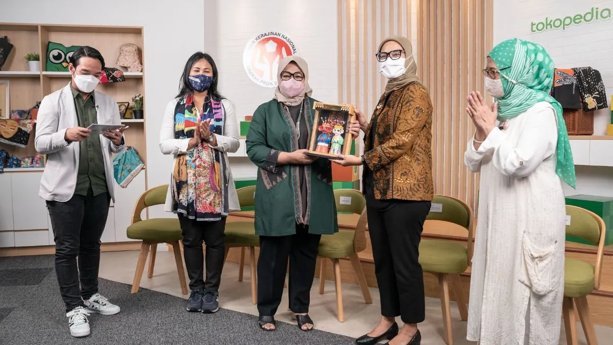 Dekranasda DKI Jakarta bersama Tokopedia meresmikan Toko JakArtisan by Dekranasda DKI Jakarta pada Senin, 28 Maret 2022 yang ditayangkan di streaming platform Tokopedia Play. (dok. Tokopedia)