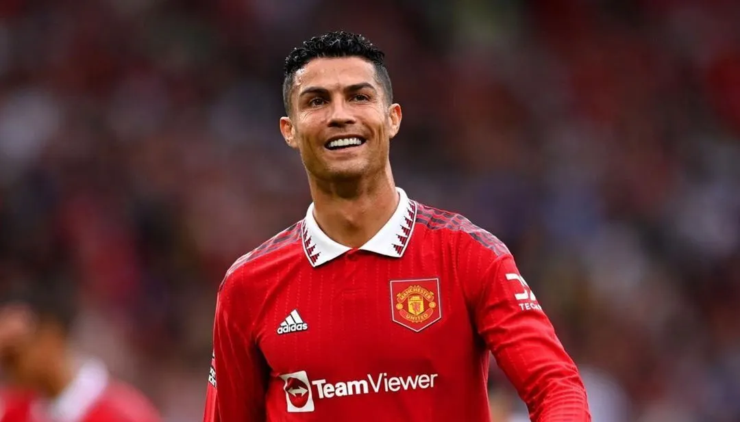 AYOJAKARTA.COM &ndash; Kabar mengejutkan datang dari pemain sepak bola paling fenomenal yakni Cristiano Ronaldo.  Cristiano Ronaldo dikabarkan keluar dari Manchester United.  Kabar mengenai keluarnya Cristiano Ronaldo dari Manchester United diumumkan melalui laman resmi MU.  Dikutip AyoJakarta.com dari la