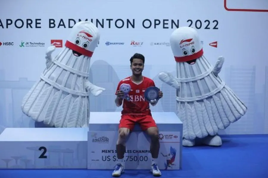 Tunggal putra terbaik Indonesia, Anthony Sinisuka Ginting mai juara di Singapore Open 2022emamerkan trofinya us