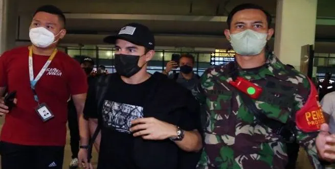 Pembalap MotoGP Marc Marques saat tiba di Jakarta sebelum mengikuti Parade MotoGP.