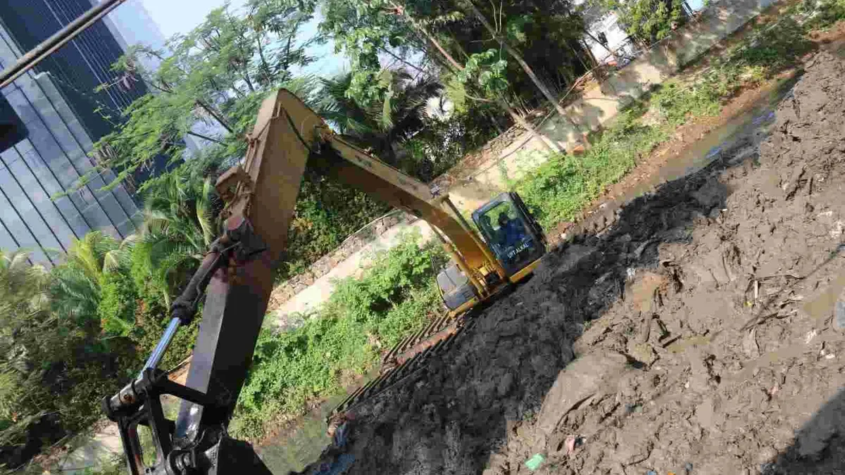 Program Gerebek Lumpur oleh Pemprov DKI/dok: Humas Balkot DKI