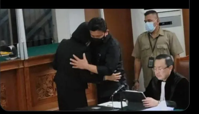 Tampilkan Kemesraan di Persidangan, Ferdy Sambo dan Putri Chandrawati Disoraki : Sepasang Tukang Jagal