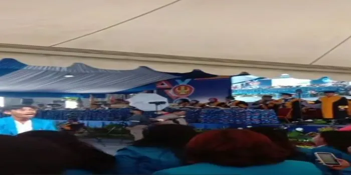 Aksi paduan suara, dan para peserta wisuda menyanyikana lagu No Comment yang sudah diganti liriknya /tangkap layar https://www.tiktok.com/@m.yusril.a_