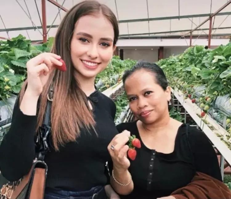 Caption foto 1: Anna Jobling unggah foto bersama ibunya, warganet bilang “seperti pembantu” (Dok. Word of Buzz)