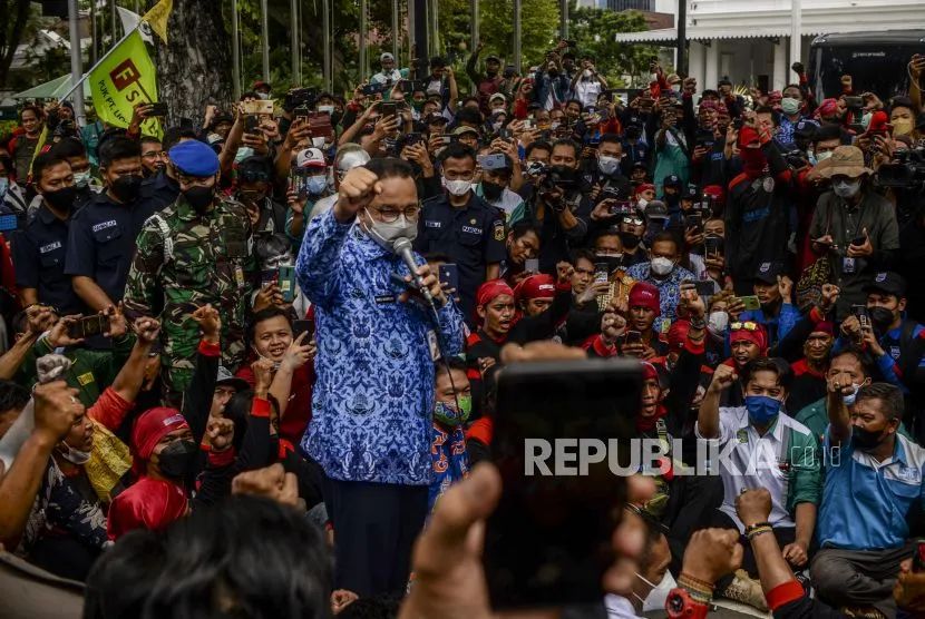 Gubernur DKI Jakarta Anies Baswedan menemui massa buruh disela aksi unjuk rasa di depan Balai Kota Jakarta, Senin (29/11). Pemprov DKI akhirnya menaikkan UMP 2022 sebesar 5,1 persen.