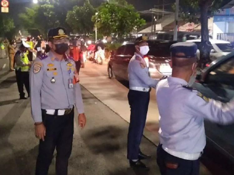 Pemerintah Kota Jakarta Timur melakukan rekayasa lalu lintas di Jalan I Gusti Ngurah Rai, Duren Sawit, karena ada pemasangan box culvert dan crossing buis beton untuk saluran air