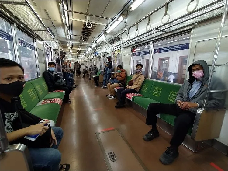 Situasi penumpang di salah satu gerbong KRL Commuter Line