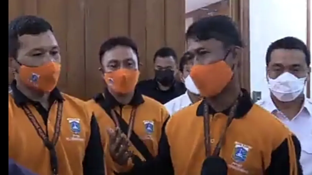 Petugas PPSU, Joko, menyelamatkan bocah yang tenggelam di BKT/dok: Twitter @ArizaPatria