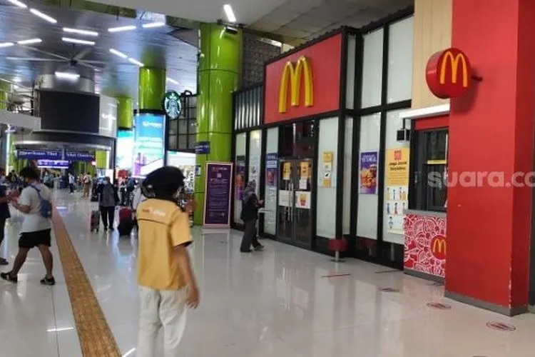 Gerai Mcdonalds Stasiun Gambir resmi disegel akibat kerumunan BTS Meals. (Suara.com/Bagaskara)