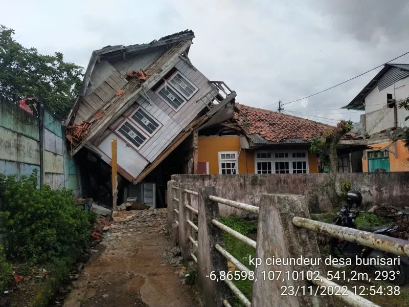 Kondisi rumah di Cieundeur, Cianjur usai gempa bumi.