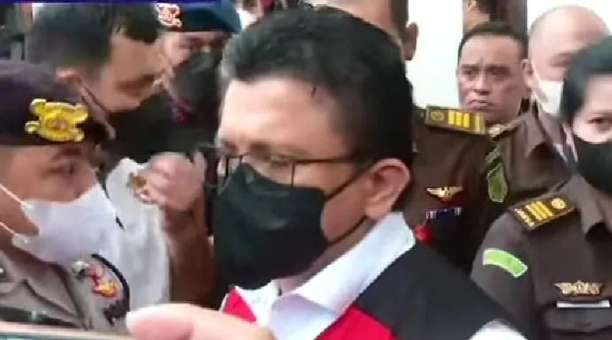 Ferdy Sambo menjawab pertanyaan awak media soal dugaan suap tambang ilegal di Kalimantan Timur yang melibatkan pihak kepolisian.