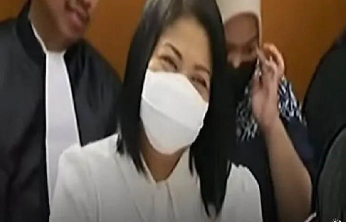 Putri Candrawati tersenyum pada saat Daden ceritakan momen suapi ajudan.