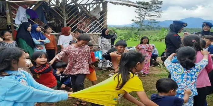 Anak-anak korban gempa Cianjur bermain bersama hilangkan trauma