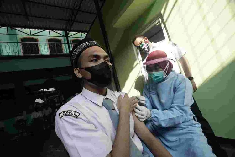 Gubernur DKI Jakarta, Anies Baswedan saat meninjau vaksinasi Covid-19 di MAN 7 Jagakarsa dan SMKN 15 Kebayoran Baru/dok: Humas Balkot DKI