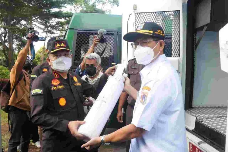 Kepala Kejaksaan Tinggi (Kajati) DKI Jakarta, Asri Agung Putra bersama Sekretaris Daerah (Sekda) DKI, Marullah Matali saat melepas armada ke agen pengisian oksigen di RSUD Pasar Minggu, Jakarta Selatan/dok: Humas Balkot DKI.
