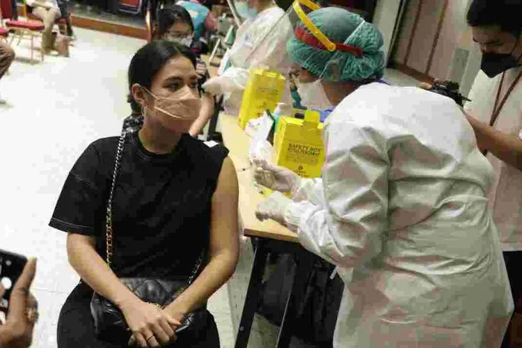 Raisa saat menerima suntik vaksin Covid-19 di Balai Kota Jakarta/dok: Humas Balkot DKI