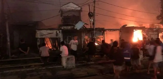 Warga hanya bisa melihat sisa-sisa bangunan dan kobaran api yang melalap kios dan tempat tinggal mereka di kawasan Pasar Gembrong, Jalan Basuki Rahmat Kelurahan Cipinang Besar Utara Kecamatan Jatinegara, Jaktim pada Senin (25/4/2022). 
