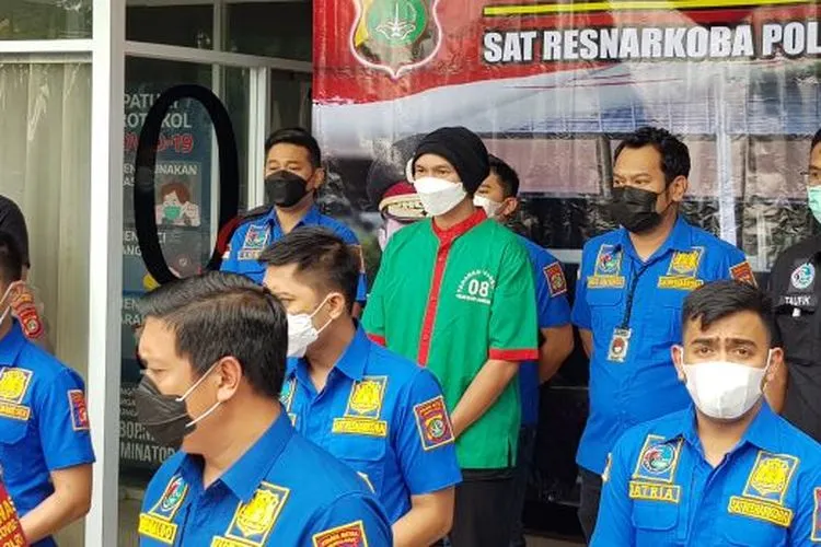Anji saat diamankan di Polres Metro Jakarta Barat. (Fichrihakiim/Ayojakarta.com)