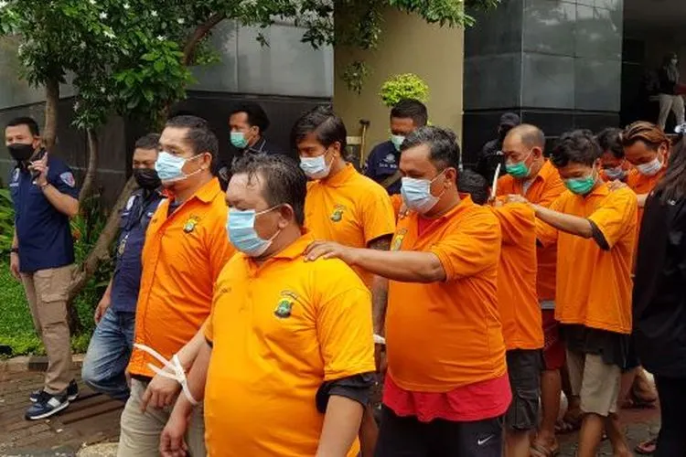 Caption: Pelaku serta barang bukti yang diamankan petugas kepolisian. (Fichrihakiim/Ayojakarta.com)