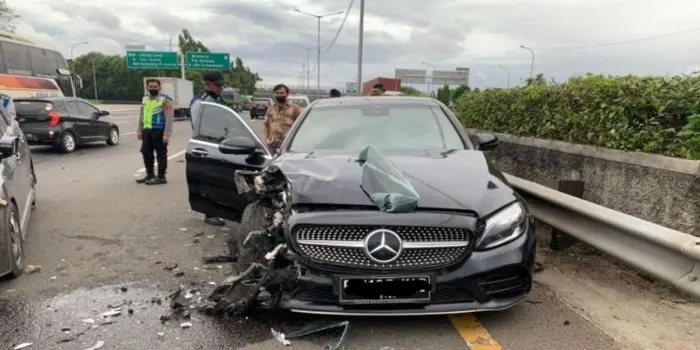 Kondisi sedan Mercedes E300 atau Mercy yang terlibat tabrakan di Tol JORR akibat lawan arus, Sabtu (27/11/2021).