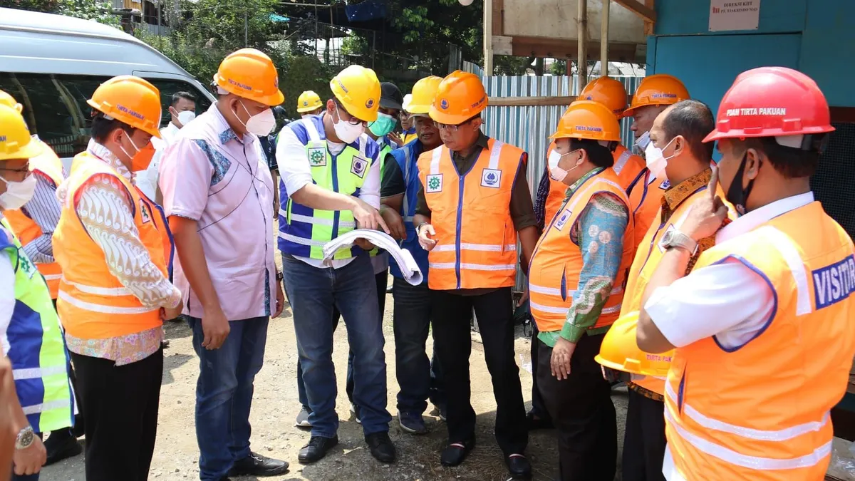 Jajaran Komisi III DPRD Kota Bogor saat mengunjungi lokasi proyek pembangunan IPA milik Perumda Tirta Pakuan Kota Bogor, di Desa Palasari, Kecamatan Cijeruk, Kabupaten Bogor. (Dok Humpropub DPRD Kota Bogor)