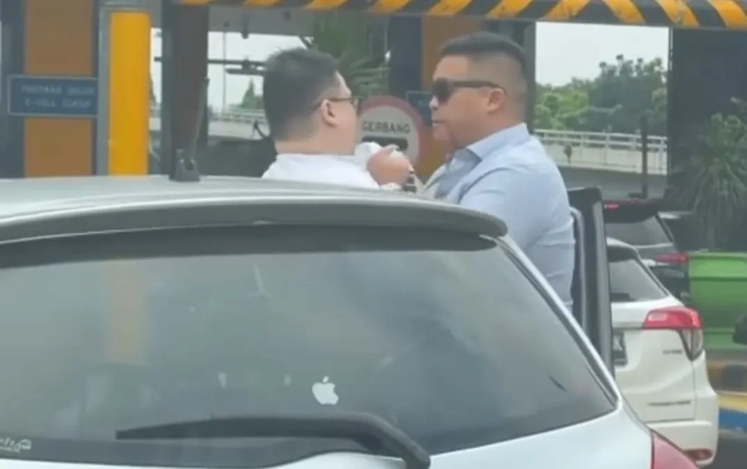 Seorang pengemudi Pajero (kanan) marah-marah dan menarik kerah seorang pengemudi lainnya karena tak terima disalip saat sama-sama melintas di jalan tol.
