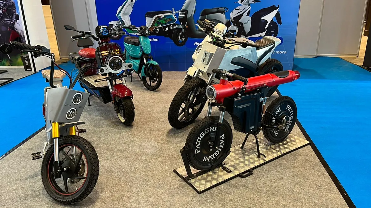Periklindo Electric Vehicle Show (PEVS) 2022 resmi digelar mulai 22 hingga 31 Juli 2022 di JIExpo Kemayoran, Jakarta Pusat. (Fichrihakiim/Ayojakarta.com)