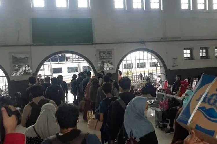 Antrean penumpang masuk peron Stasiun Pasar Senen, Rabu (5/5/2021). (Suara.com/Yaumal Asri)