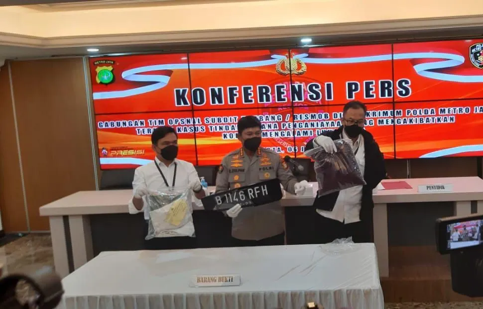 Pelaku FM serta plat nomor kendaraan saat diamankan Polda Metro Jaya.