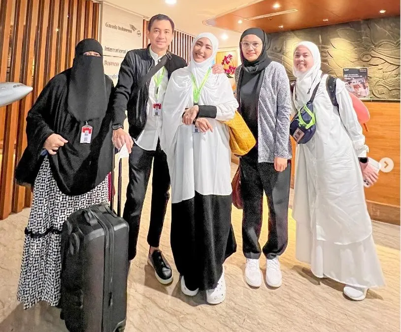 Ayu Dewi beserta suaminya Regi Datau bersiap untuk berangkat umrah ke Tanah Suci Mekkah