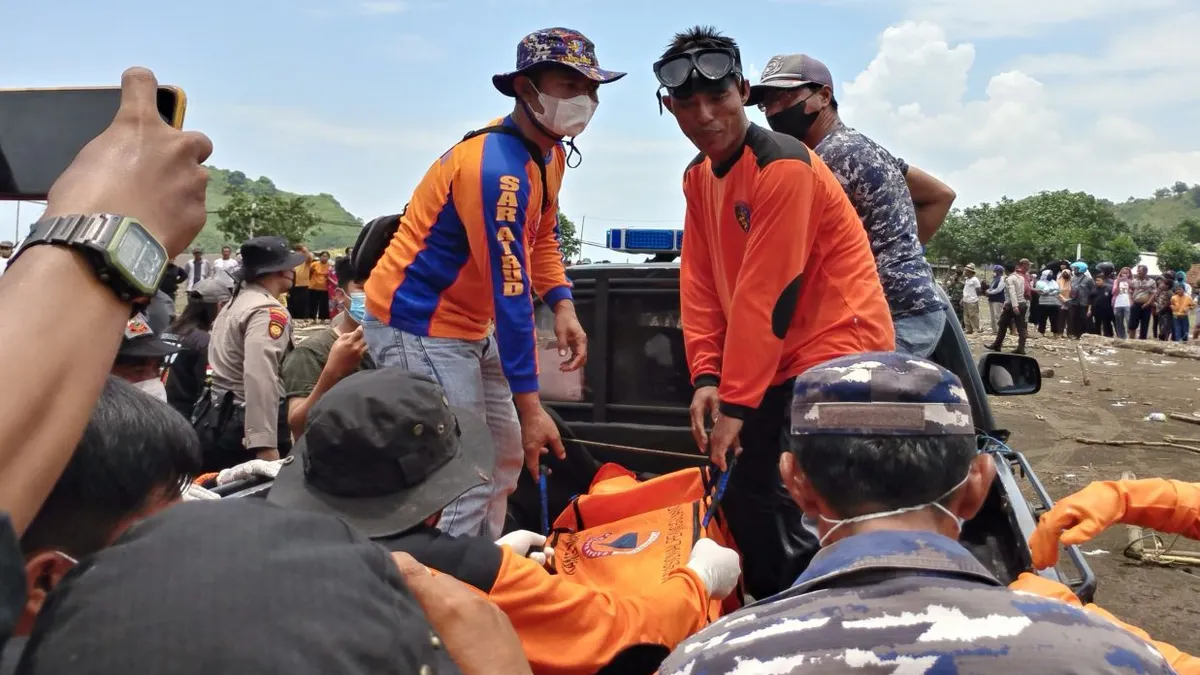 Evakuasi korban meninggal terseret ombak di Pantai Payangan, Jember, Jawa Timur, Minggu (13/2/2022).