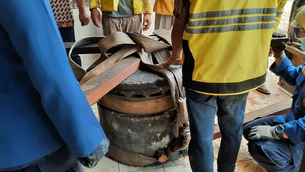 Petugas pemadam kebakaran mengevakuasi ODCB batu penggilingan abad ke-18/dok: Humas Balkot DKI