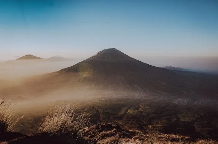 Deretan 7 Gunung Tertinggi di Indonesia yang Bisa Jadi Referensi Pendakianmu, Apa Saja?