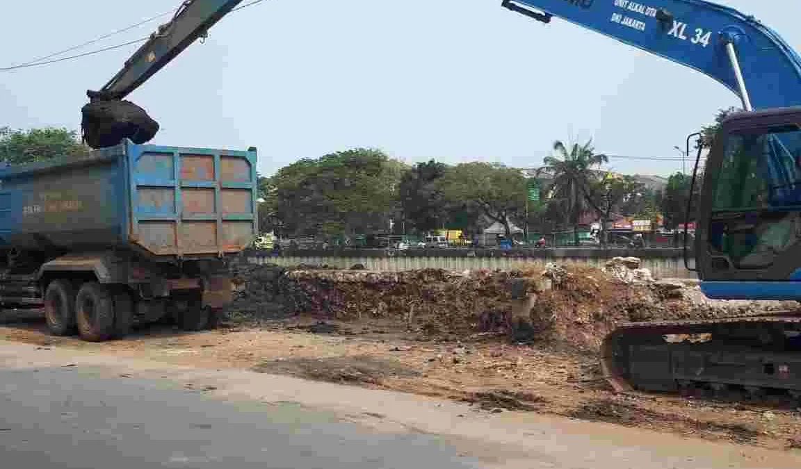 Gerebek Lumpur di Kali Mookervart, Jakarta Barat