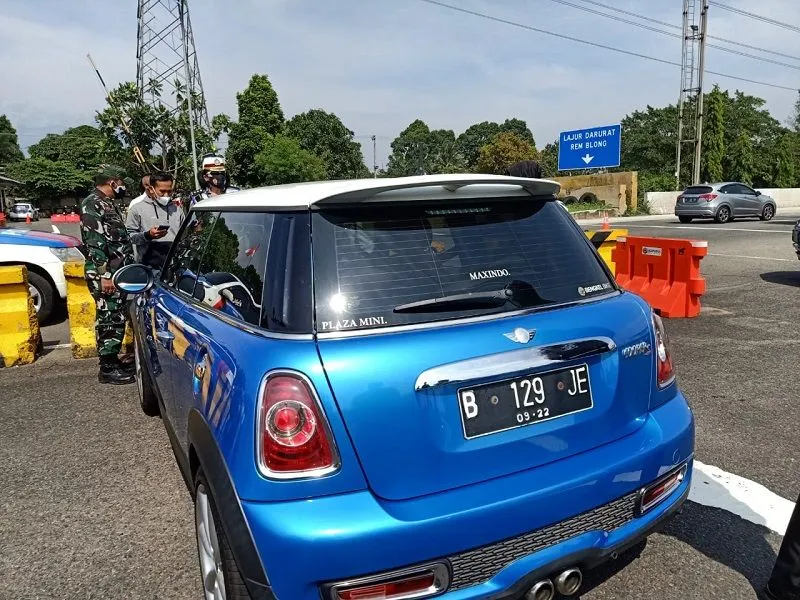 Ilustrasi - Petugas kepolisian saat memberikan sanksi tilang kepada pengendara Mini Cooper 