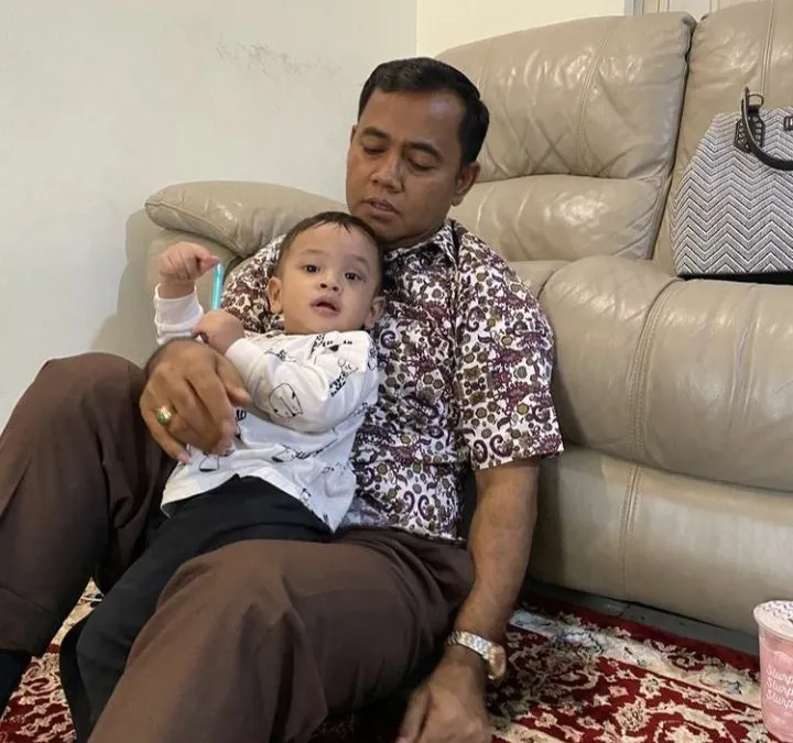 Ayahanda mendiang Bibi Ardiansyah yang juga mertua almarhumah Vanessa Angel bersama Gala Sky.