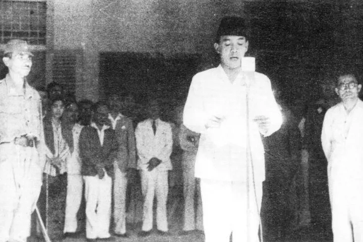 Pembacaan teks Proklamasi Kemerdekaan Republik Indonesia pada 17 Agustus 1945 oleh Soekarno.