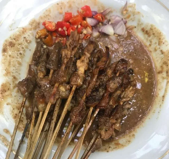 Ilustrasi Sate Laler Khas Madura.