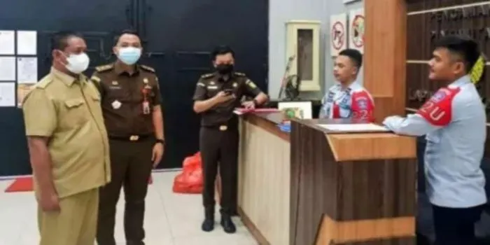 Jaksa Eksekutor Kejaksaan Negeri Kabupaten Bekasi mengeksekusi Kepala Desa Segara Makmur, Kecamatan Tarumajaya Agus Sofyan atas kasus mafia tanah ke Lapas Kelas IIA Cikarang di Desa Pasir Tanjung, Kecamatan Cikarang Pusat.