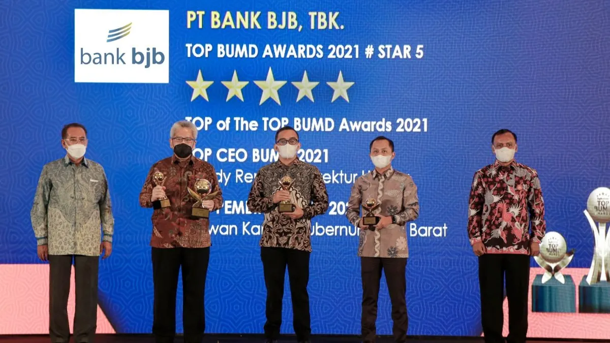 Dirut bank bjb Yuddy Renaldi (kedua kiri) menerima anugerah TOP CEO BUMD. Bank bjb juga menerima penghargaan TOP of the TOP BUMD 2021, TOP BUMD Awards 2021, dan TOP Pembina BUMD 2021 untuk Gubernur Jawa Barat Ridwan Kamil.